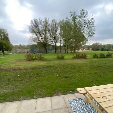 Broeckhuys Lakeview Vip Bungalows 6p With Sauna Aan Het Water Met Wijds Uitzicht Holiday home